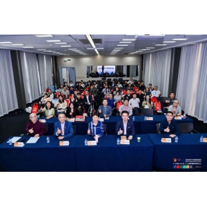綠之匯塑料降解在2025紙漿模塑創(chuàng)新應用技術論壇發(fā)言并交流降解技術
