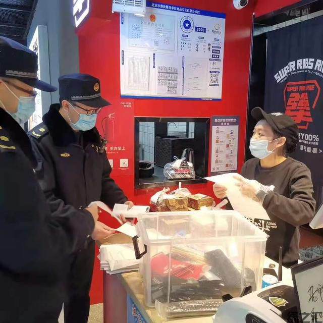 海淀城管嚴(yán)查餐館主動提供一次性餐具 踐行垃圾分類“新風(fēng)尚”(圖3)